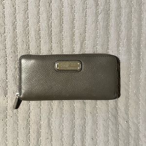Marc Jacobs zip wallet grey